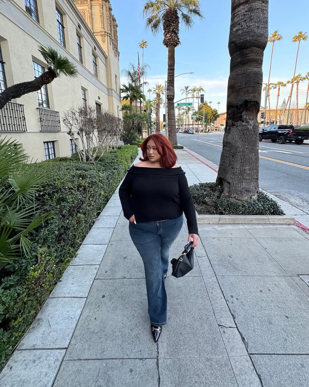 Inspira&ccedil;&atilde;o de look com cal&ccedil;a jeans escura e scarpin preto