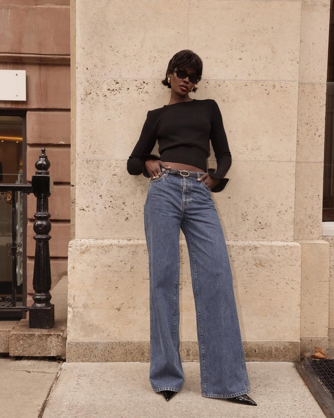 Look minimalista com cal&ccedil;a jeans e scarpin preto para o trabalho