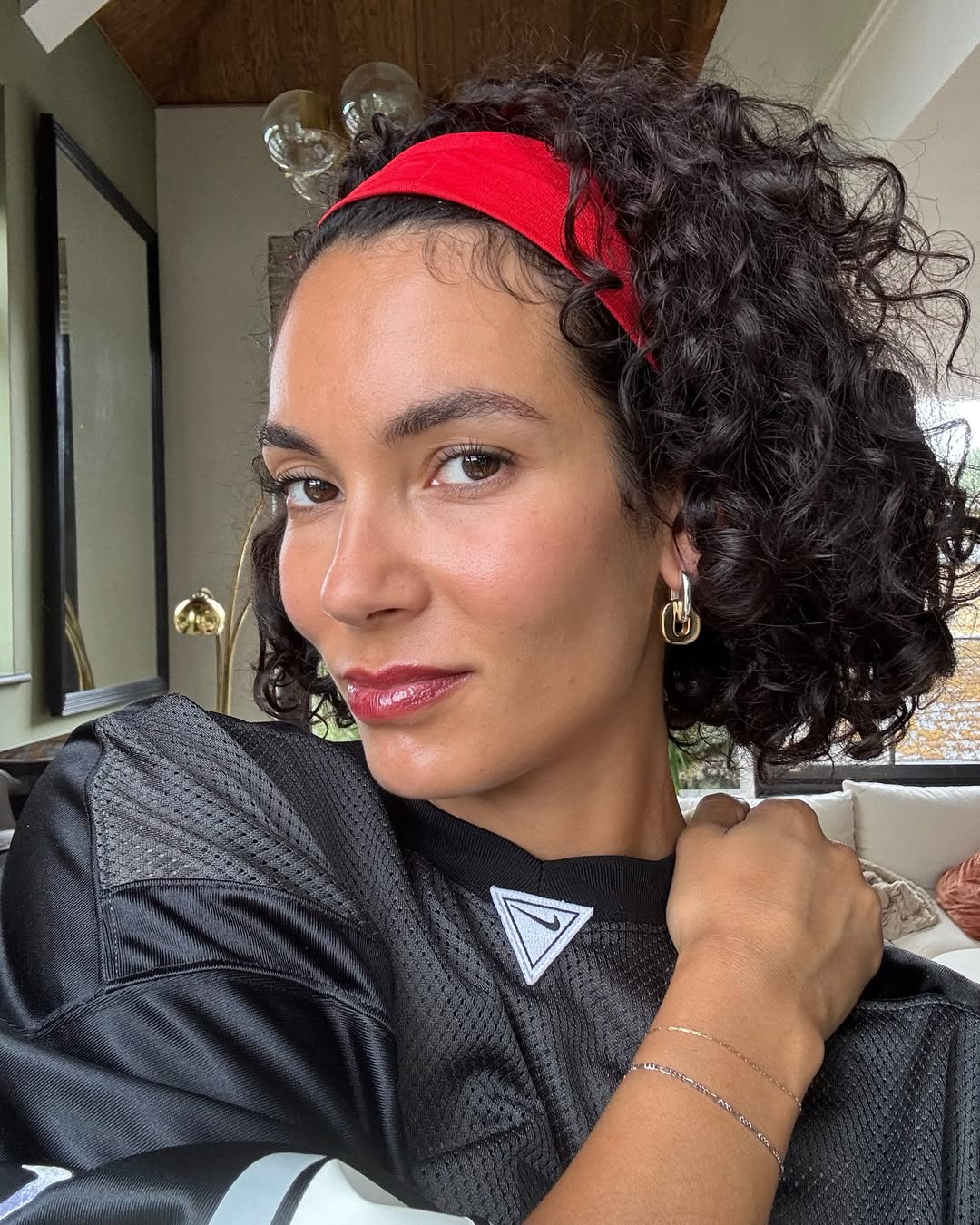 Acess&oacute;rios valorizam o corte chanel cacheado e trazem mais estilo