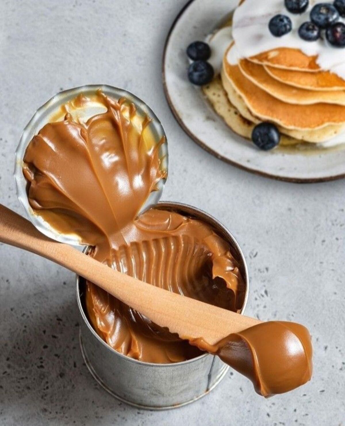 Imagem de lata de doce de leite feita na panela de press&atilde;o.