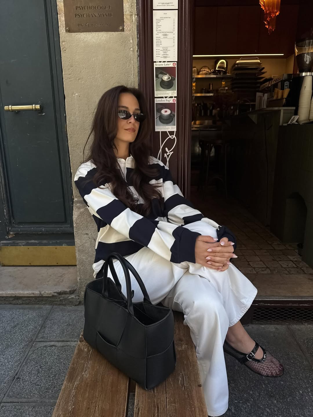 Look com polo listrada preto e branco e cal&ccedil;a branca