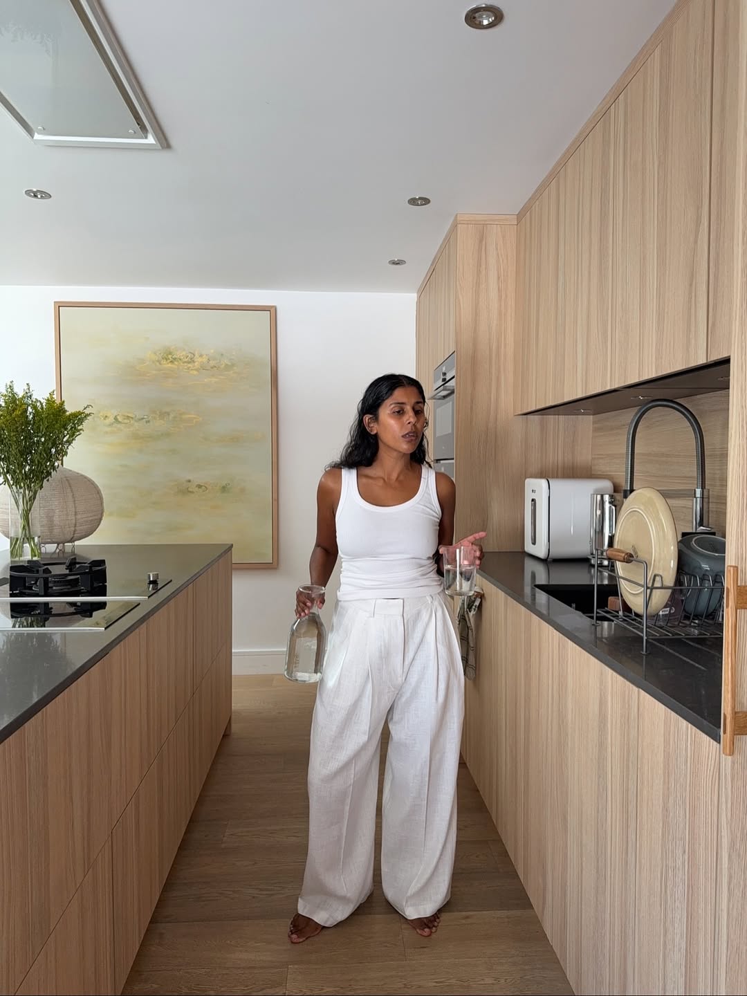 Look casual branco com cal&ccedil;a de alfaiataria de linho