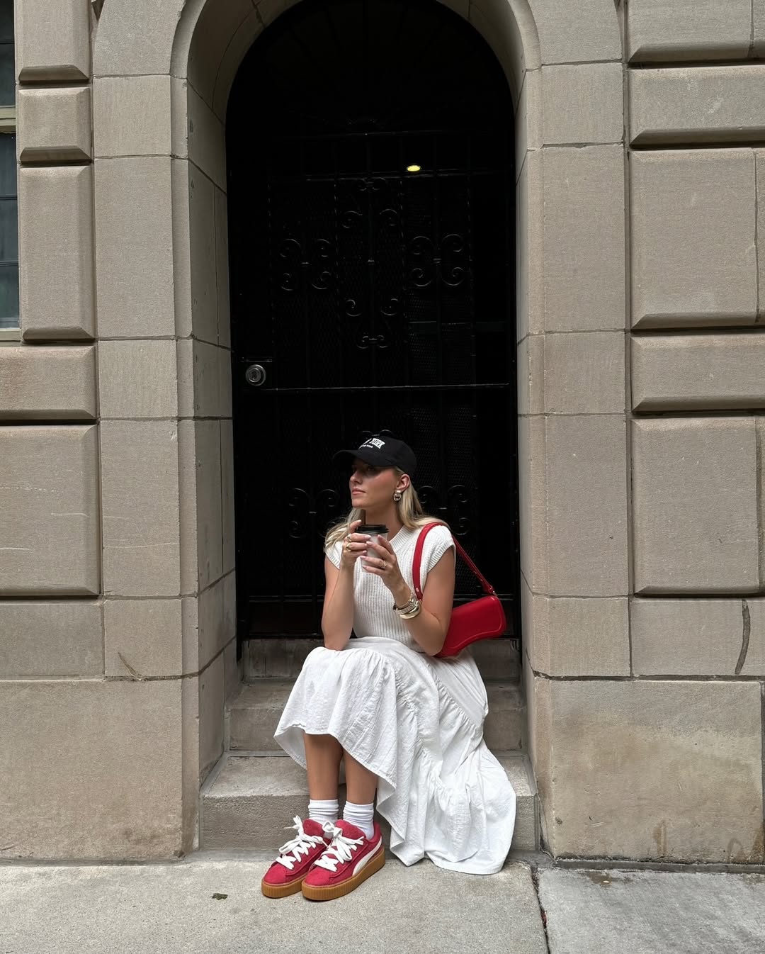 Look all white com t&ecirc;nis vermelho e bolsa combinando