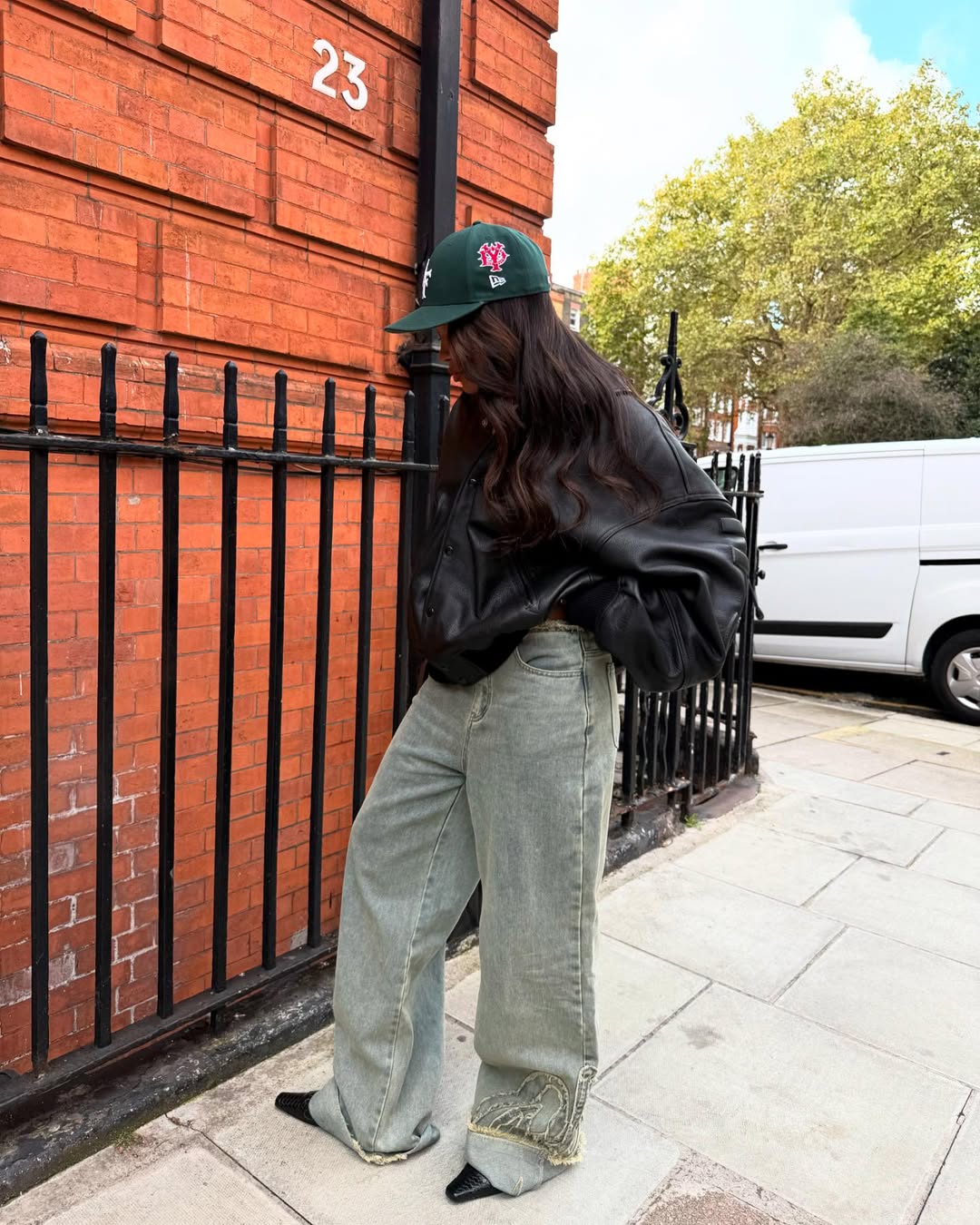 Cal&ccedil;a jeans com scarpin preto e jaqueta oversized