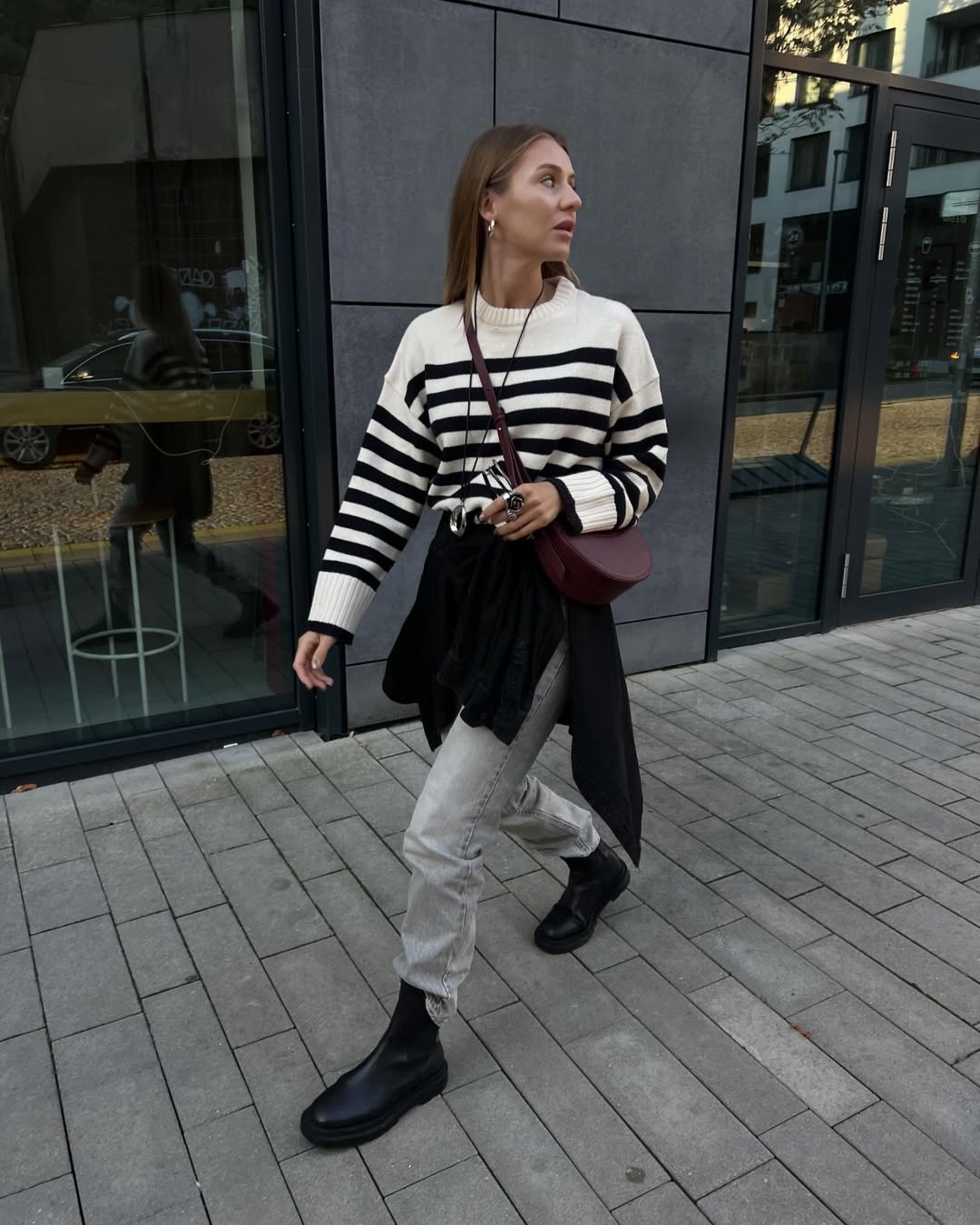 Look com blusa listrada e bota chelsea