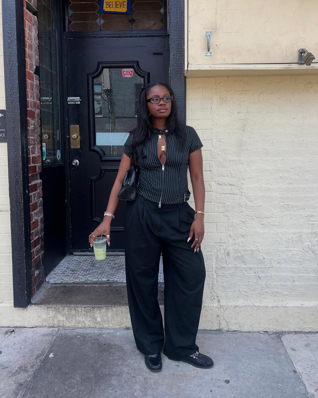 Look com blusa justa listrada e cal&ccedil;a de alfaiataria preta