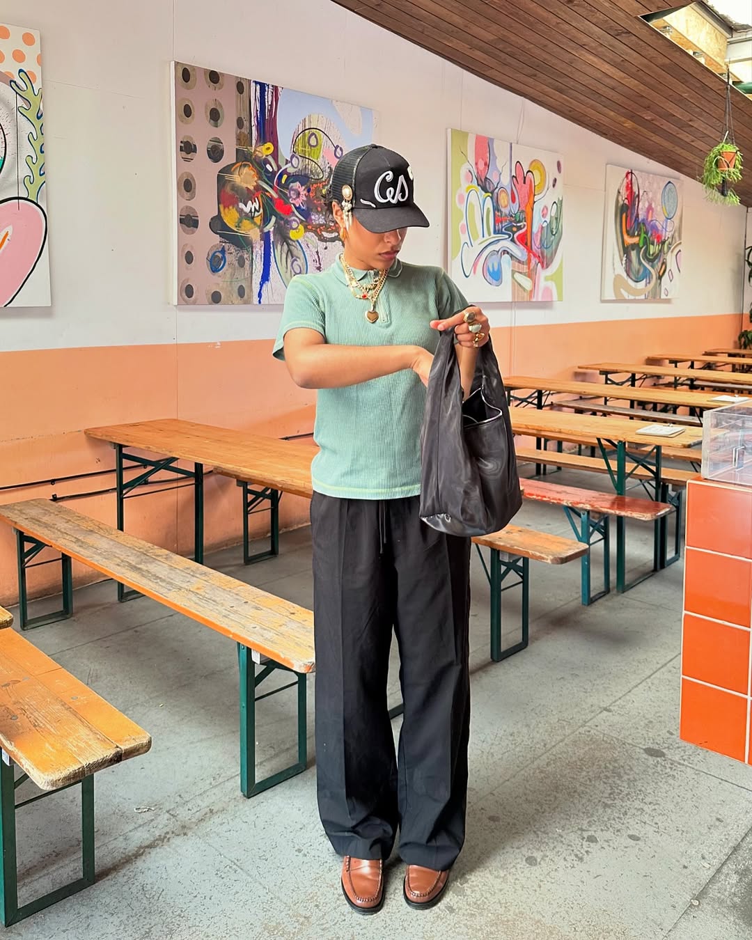 Look casual com cal&ccedil;a de alfaiataria, bon&eacute; e mocassim