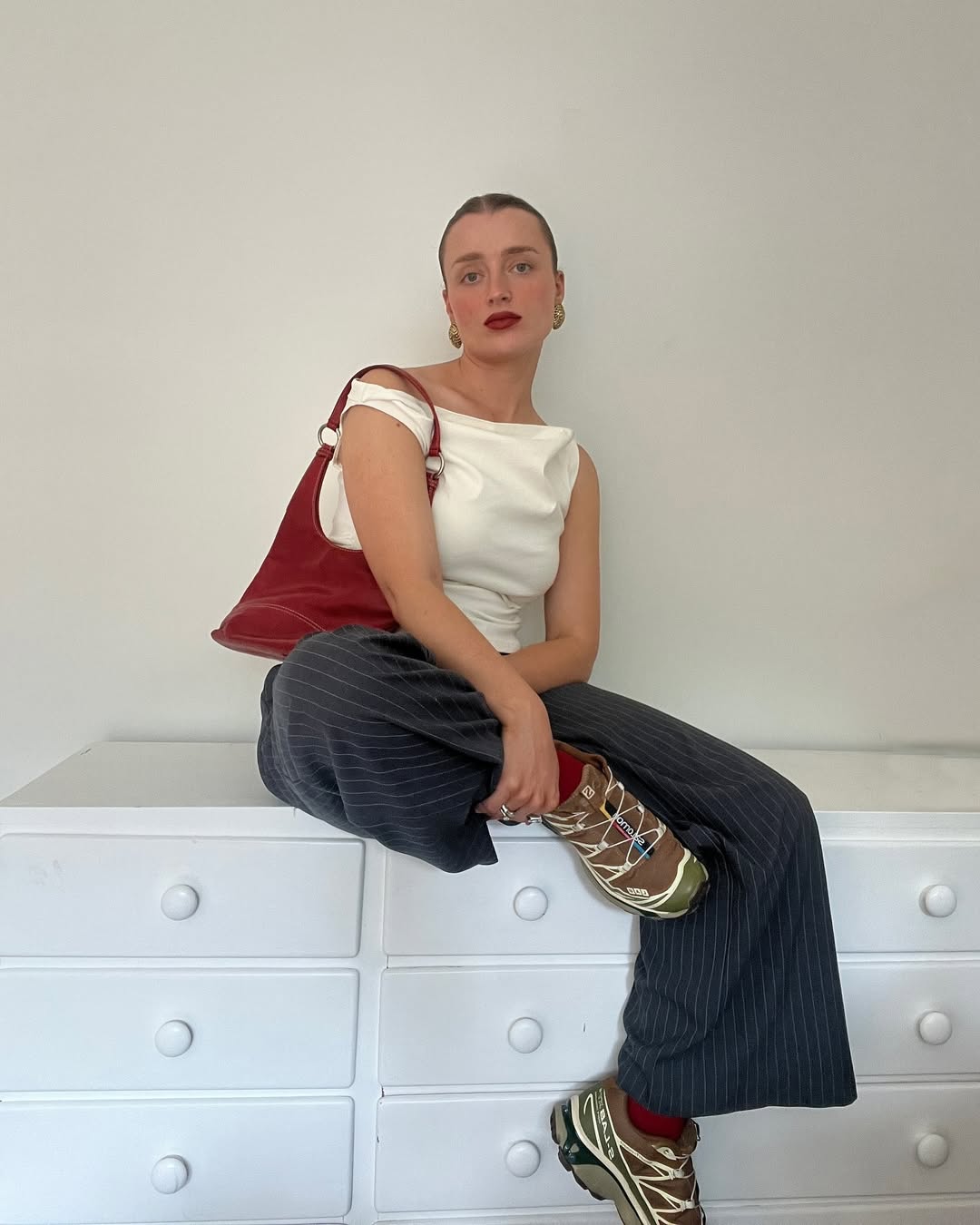 Look com cal&ccedil;a de alfaiataria e t&ecirc;nis esportivo moderno