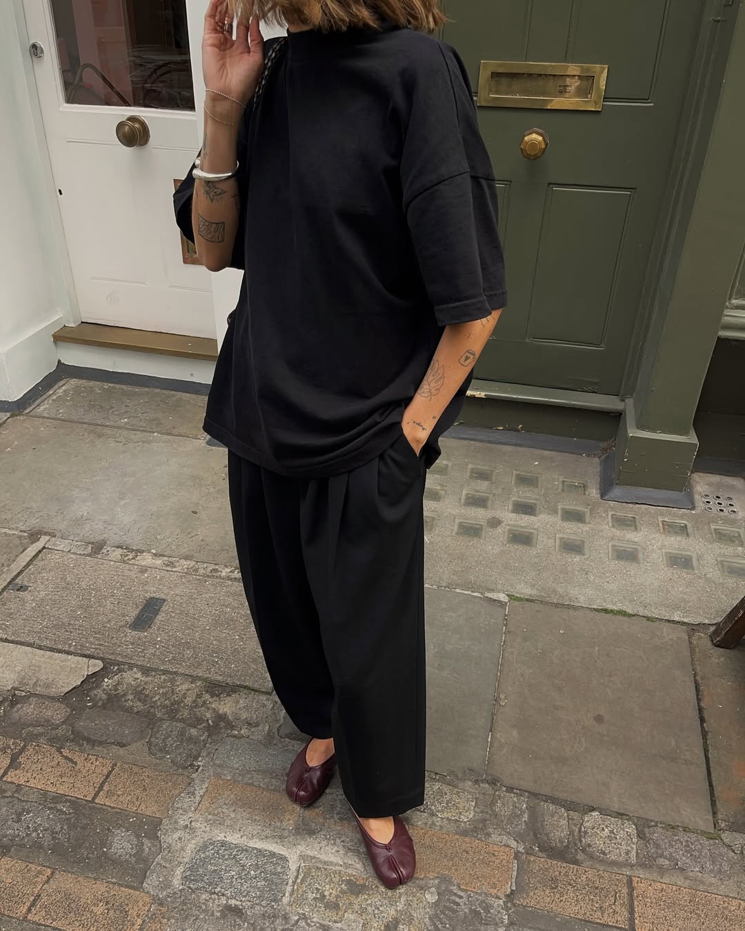 Look all black com cal&ccedil;a de alfaiataria e sapatilha vinho