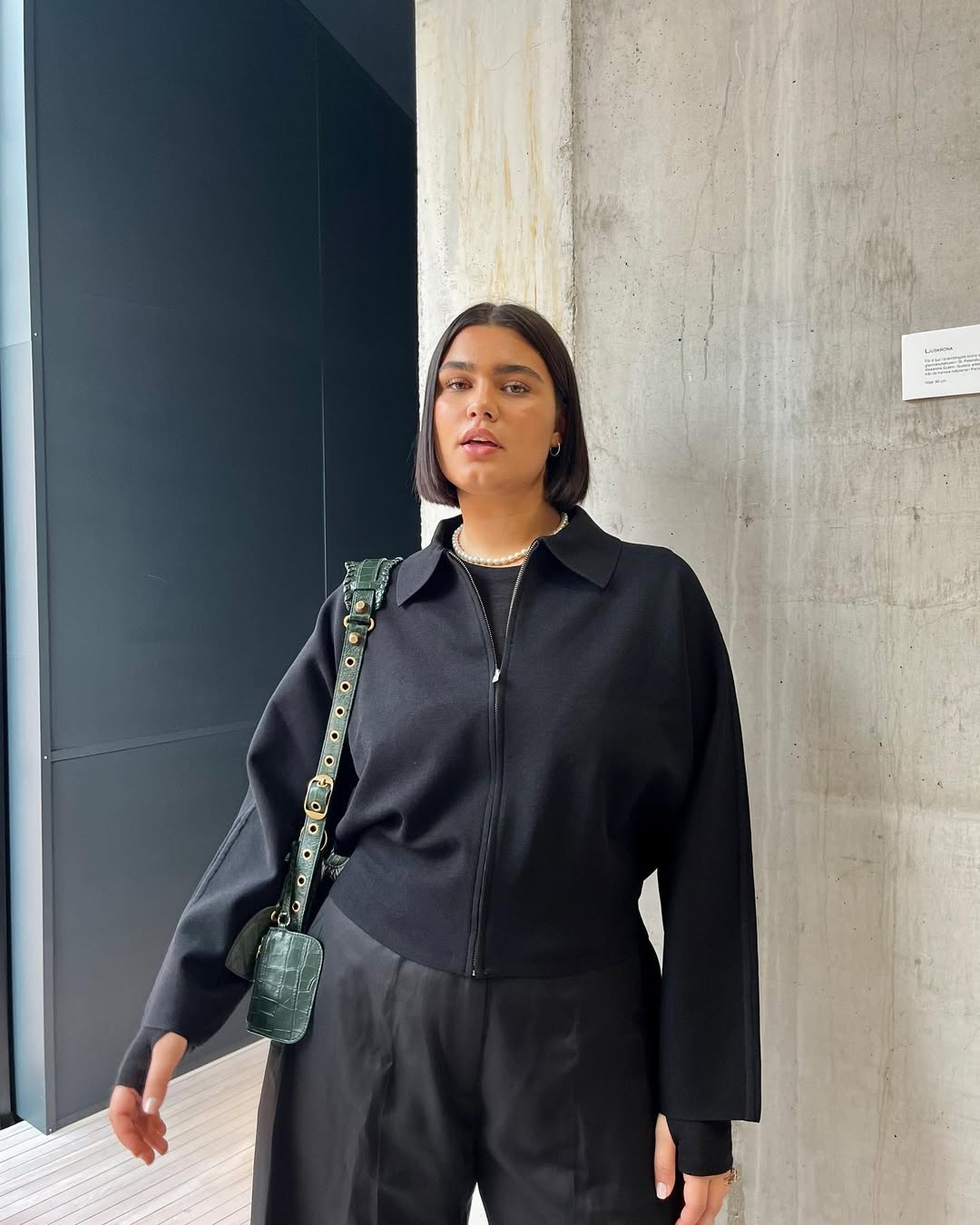 Look minimalista com moletom e cal&ccedil;a de alfaiataria preta