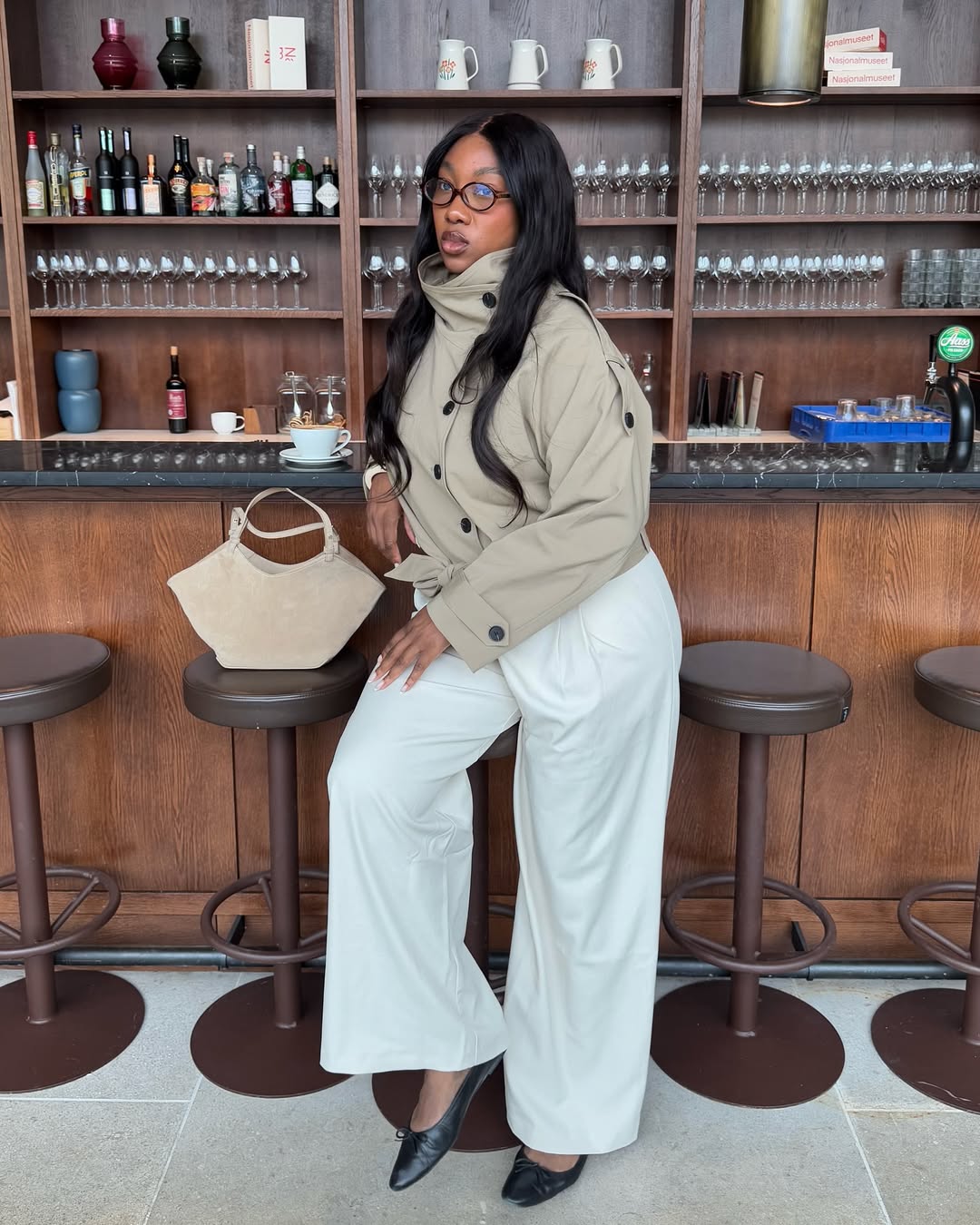 Cal&ccedil;a de alfaiataria com trench coat e salto preto