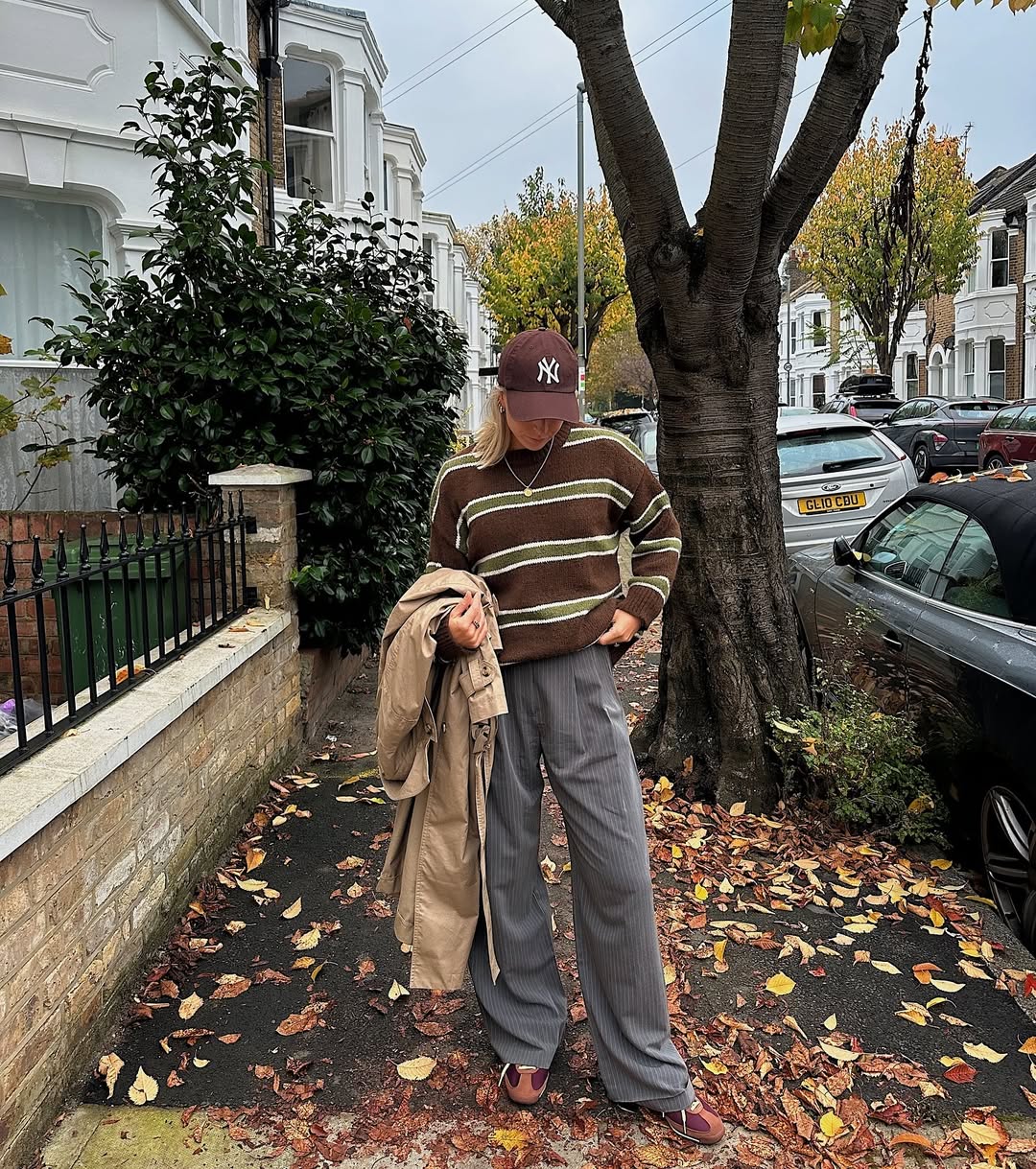 Look de outono com su&eacute;ter listrado e cal&ccedil;a risca de giz