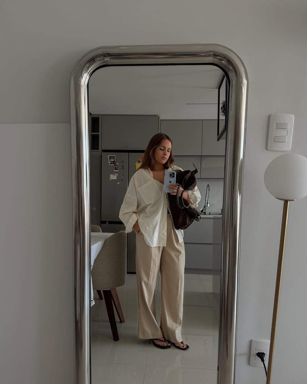 Look com cal&ccedil;a de alfaiataria clara e camisa oversized