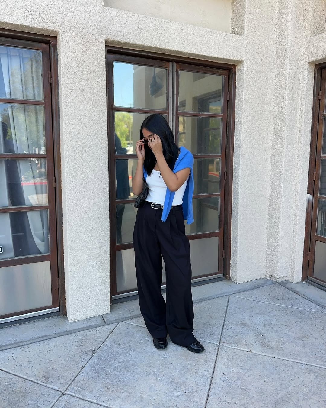 Look com b&aacute;sicos e cal&ccedil;a de alfaiataria preta