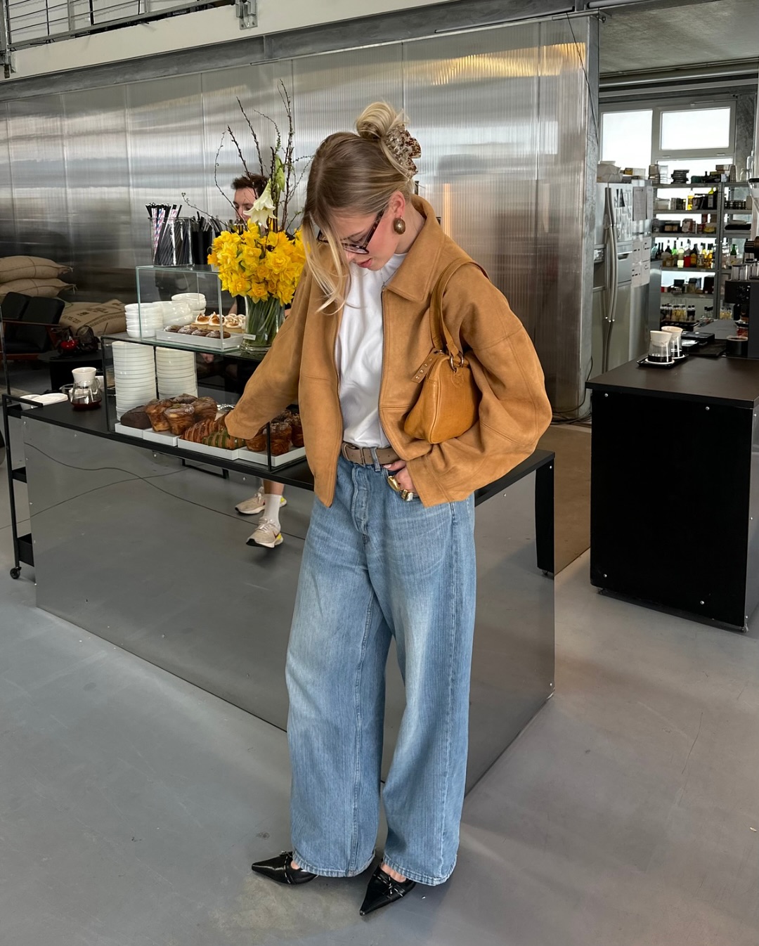 Look cl&aacute;ssico com jeans, jaqueta caramelo e scarpin preto