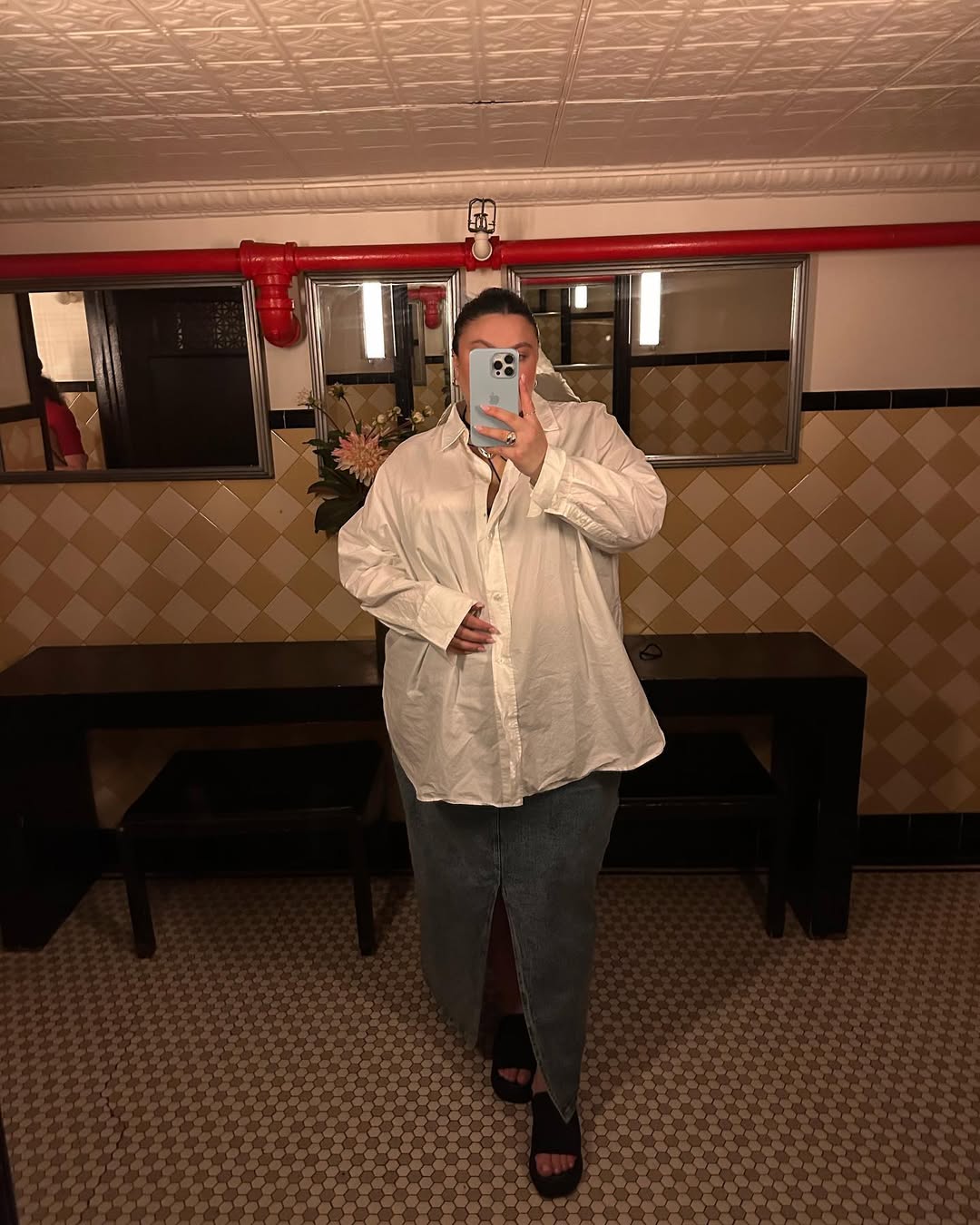 Look de escrit&oacute;rio com camisa branca oversized e saia jeans longa