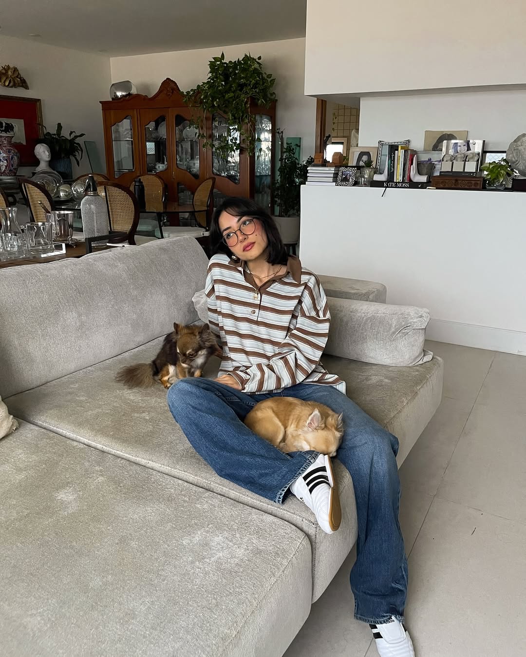 Look casual com polo listrada marrom e jeans