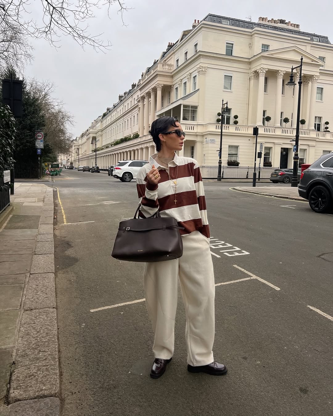 Look com polo listrada marrom e cal&ccedil;a de alfaiataria