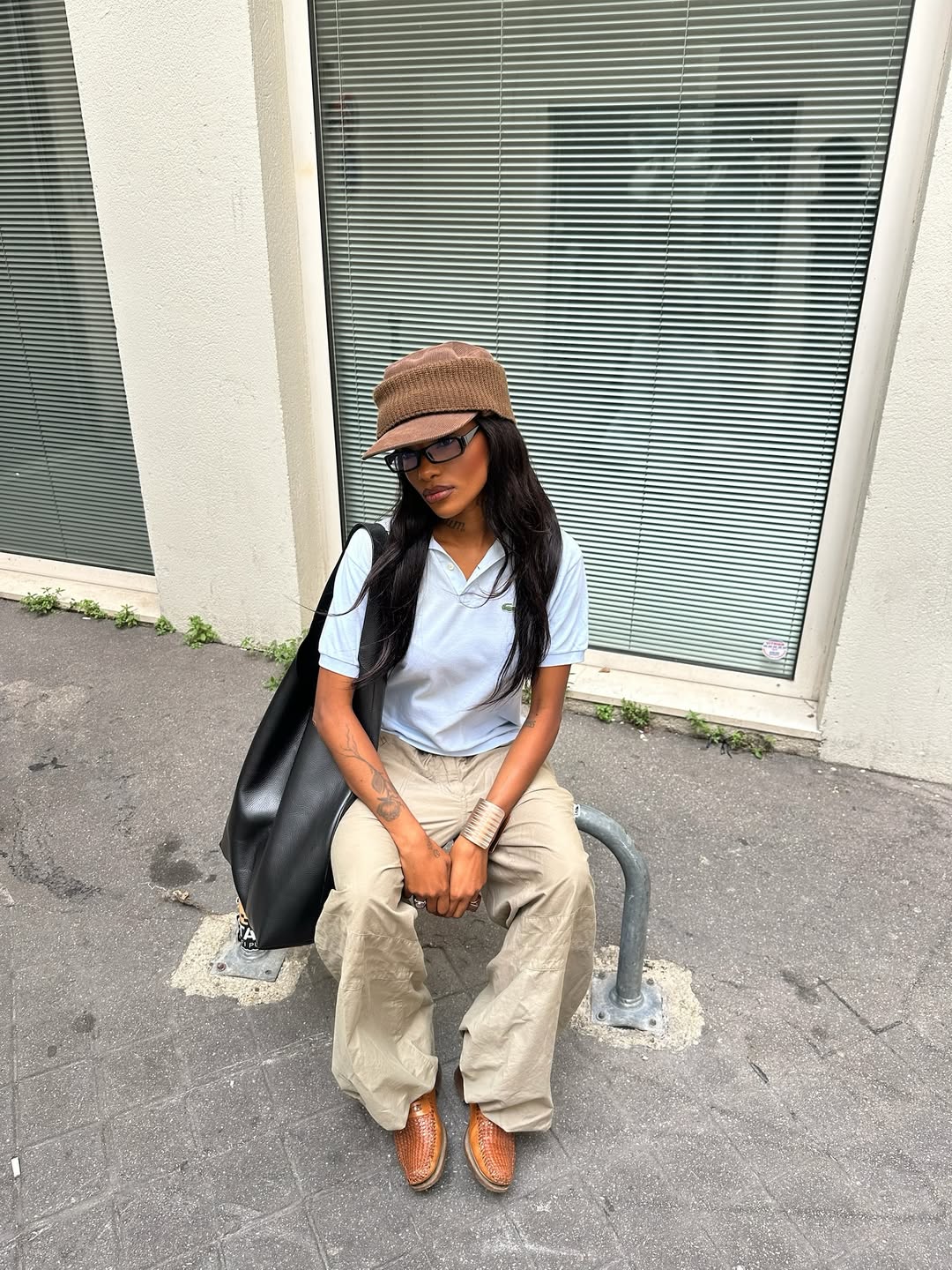 Look com boina marrom e polo azul-clara