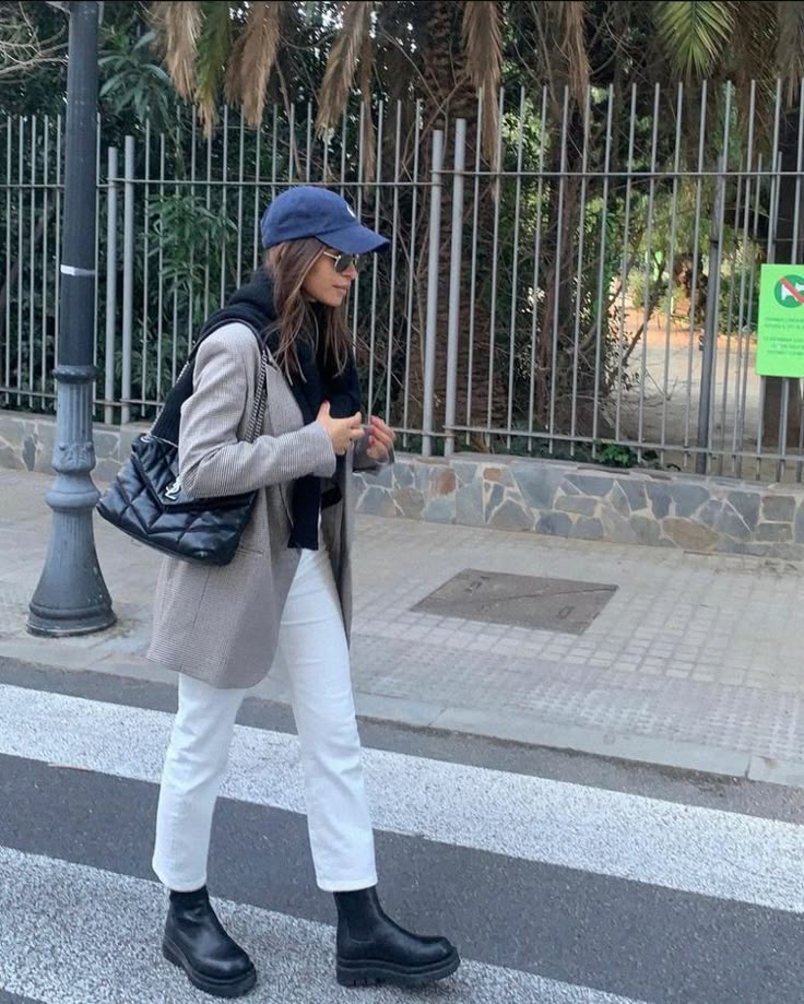 Look com blazer xadrez, bon&eacute; e bota chelsea