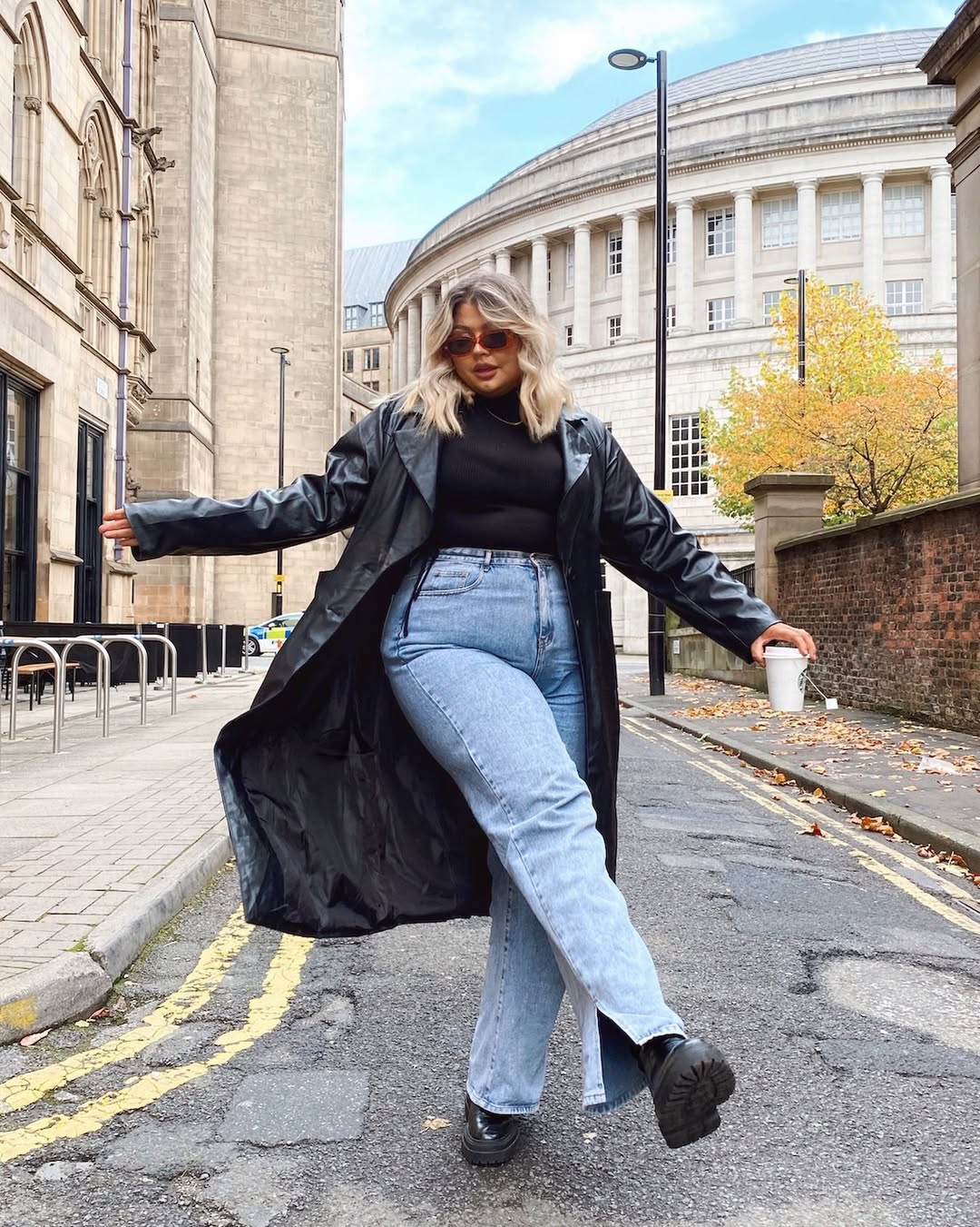 Look com casaco de couro longo e bota chelsea