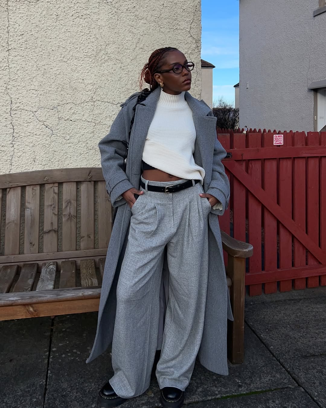 Look cinza com cal&ccedil;a de alfaiataria e casaco longo