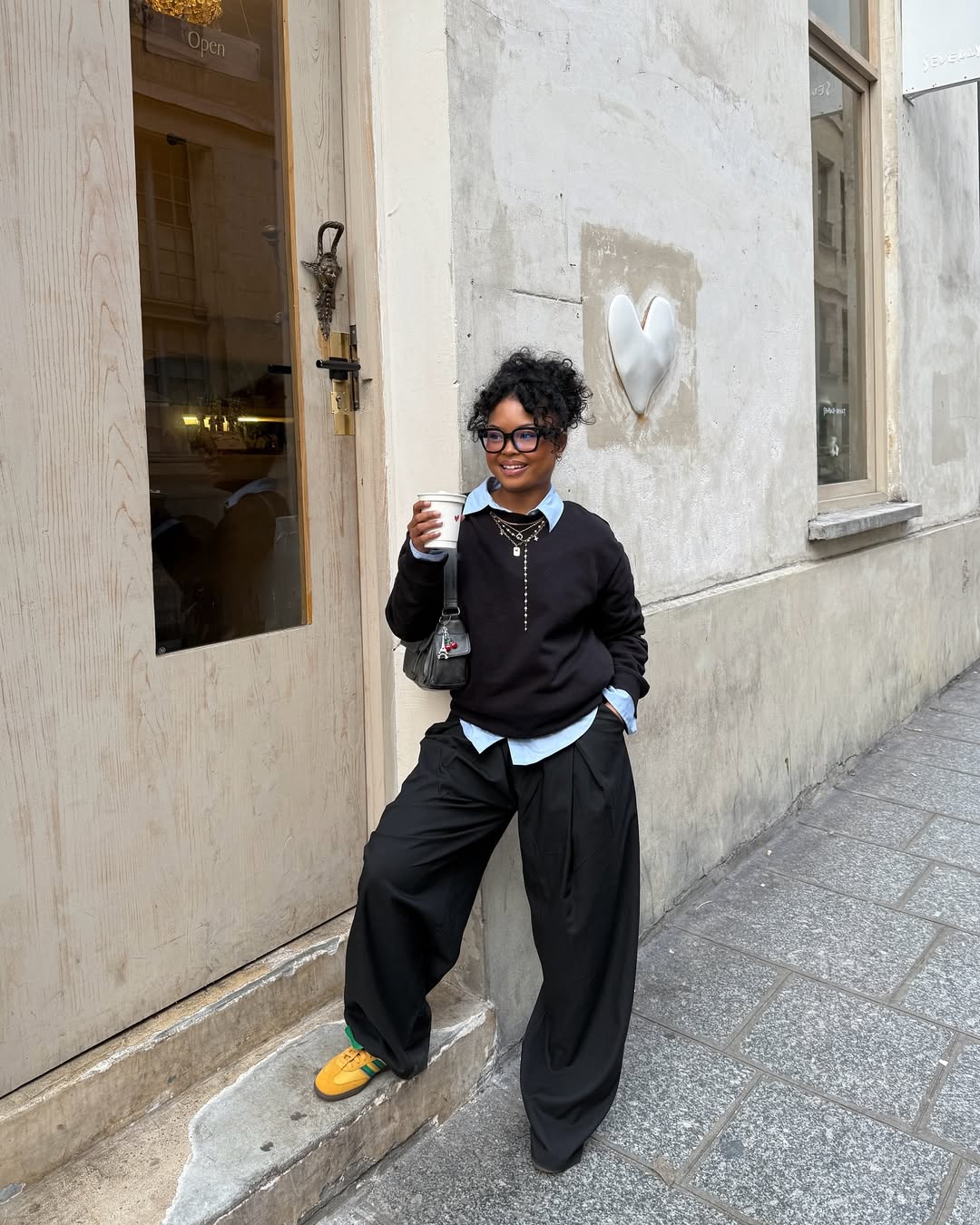 Look com sobreposi&ccedil;&atilde;o de camisa, su&eacute;ter e cal&ccedil;a de alfaiataria