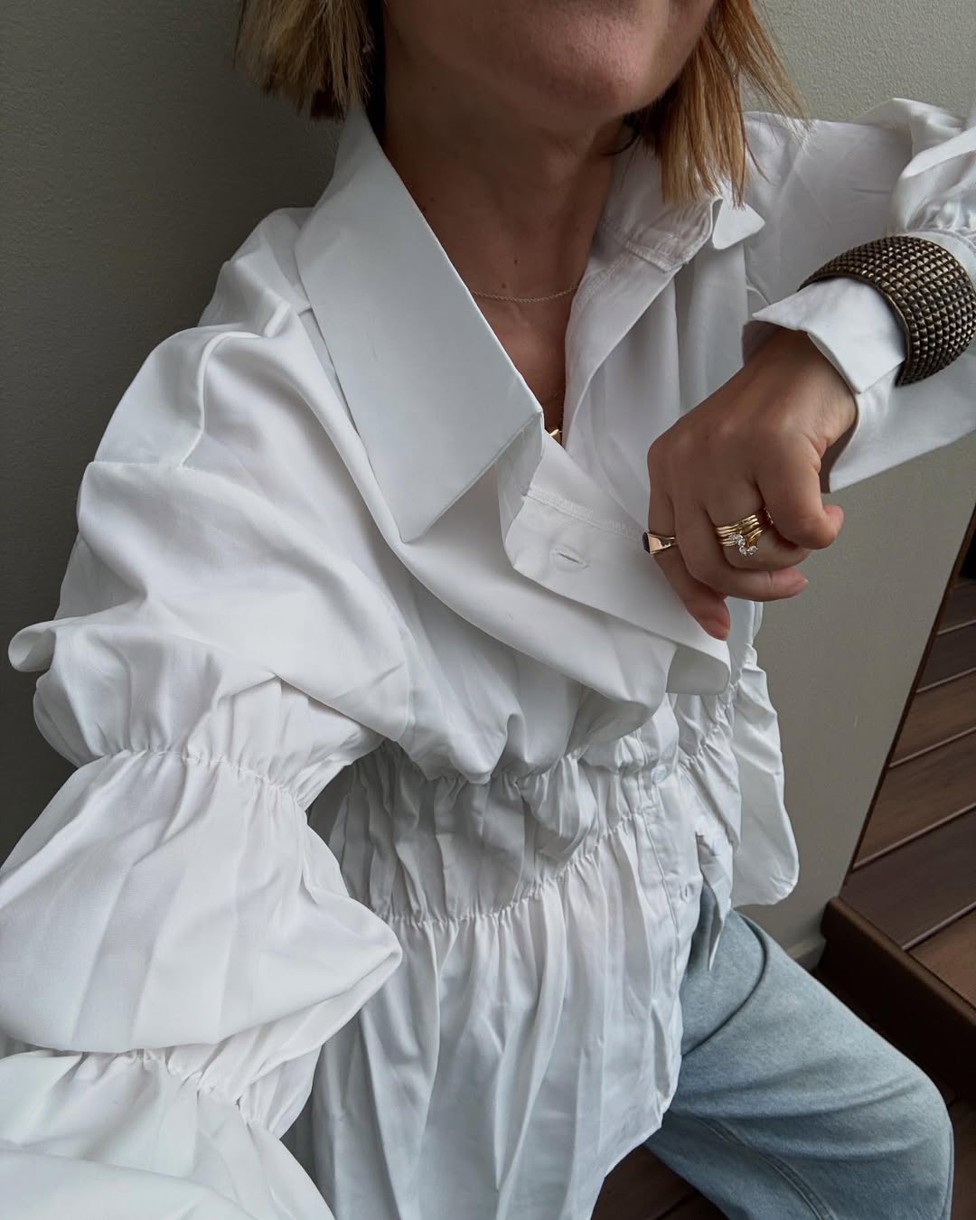 Camisa branca diferenciada para look de escrit&oacute;rio moderno