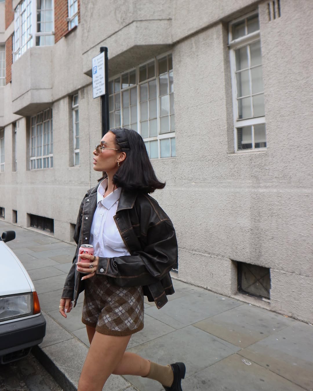 Camisa branca com jaqueta de couro em look de meia-esta&ccedil;&atilde;o