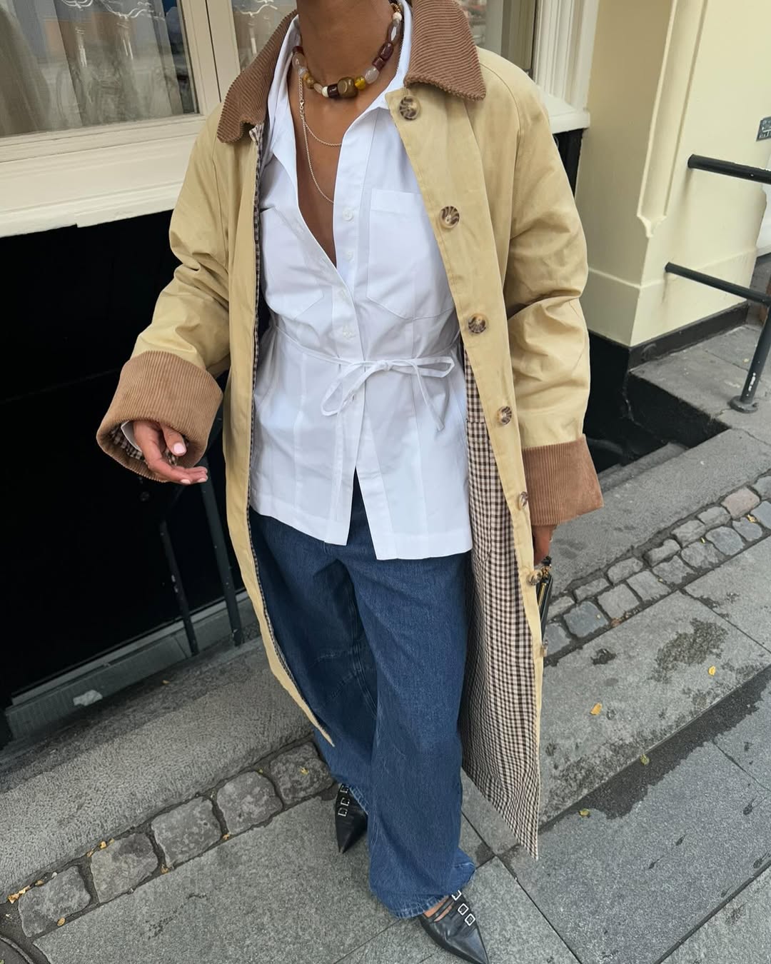 Camisa branca com cintura marcada em look de escrit&oacute;rio