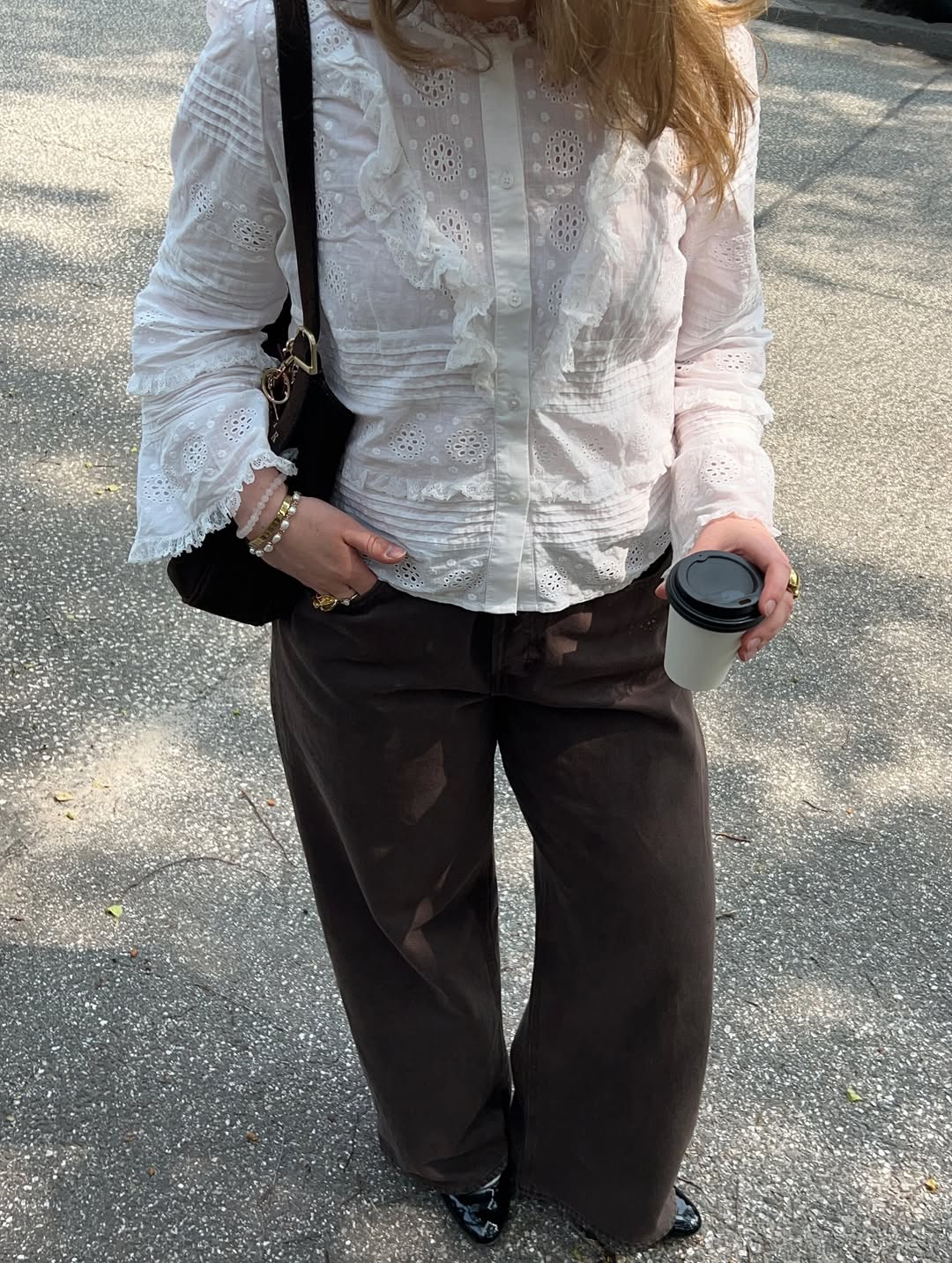 Camisa branca rendada em look elegante para o trabalho