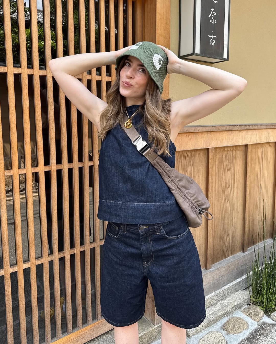 Look com chap&eacute;u de croch&ecirc; verde e conjunto jeans