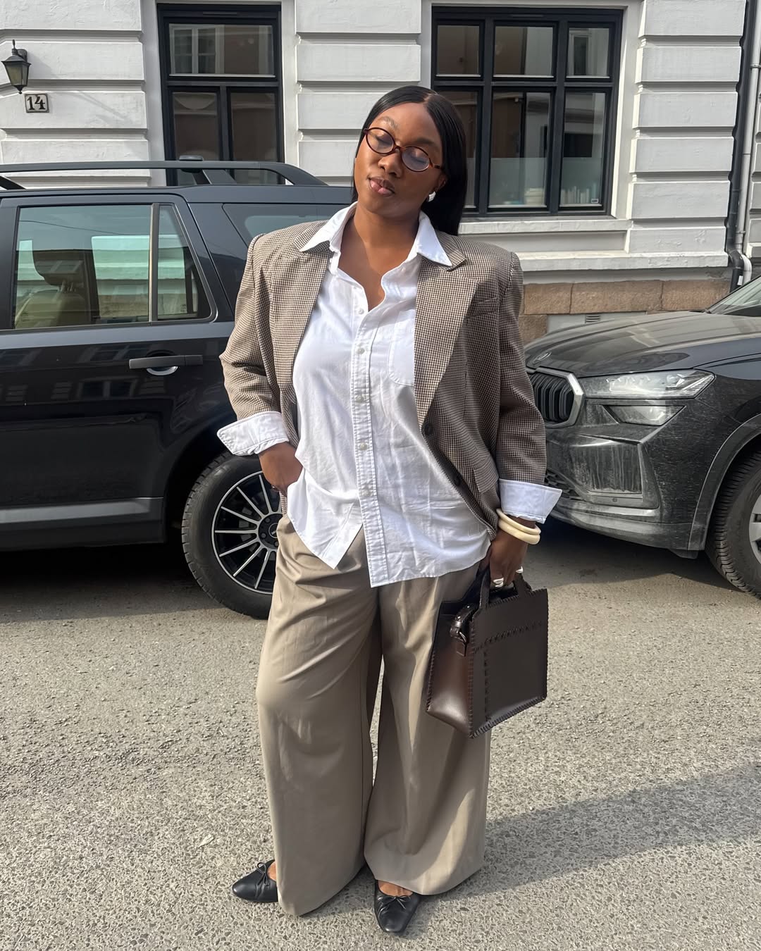 Look de alfaiataria com camisa branca para escrit&oacute;rio