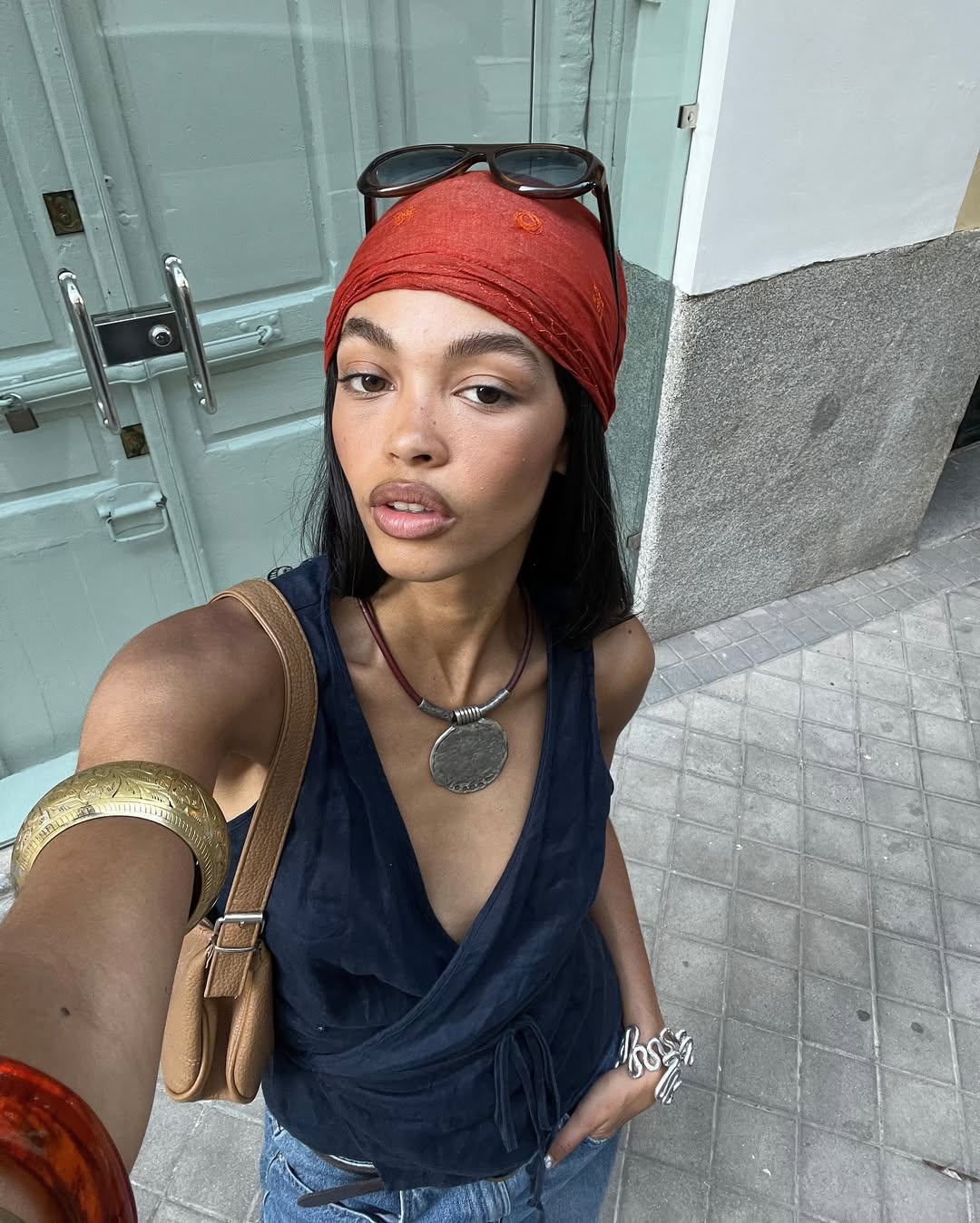 Look com faixa vermelha na cabe&ccedil;a e blusa azul-marinho