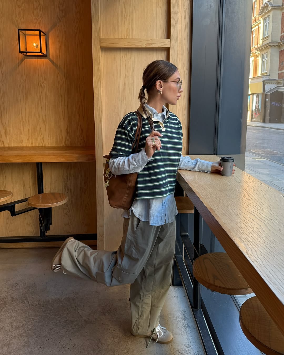 Look com sobreposi&ccedil;&atilde;o de camisa e polo listrada