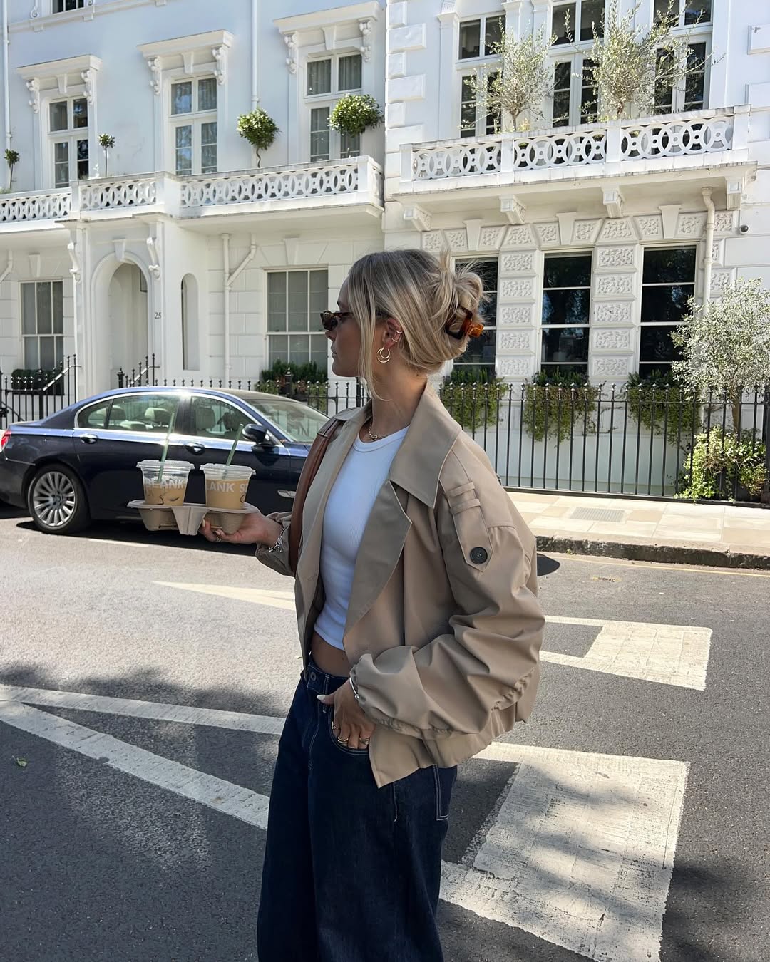 Look com presilha de cabelo e jaqueta bege oversized