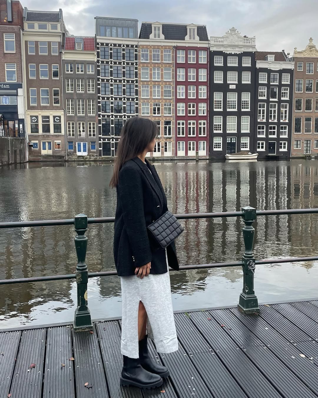 Look com saia midi e bota chelsea