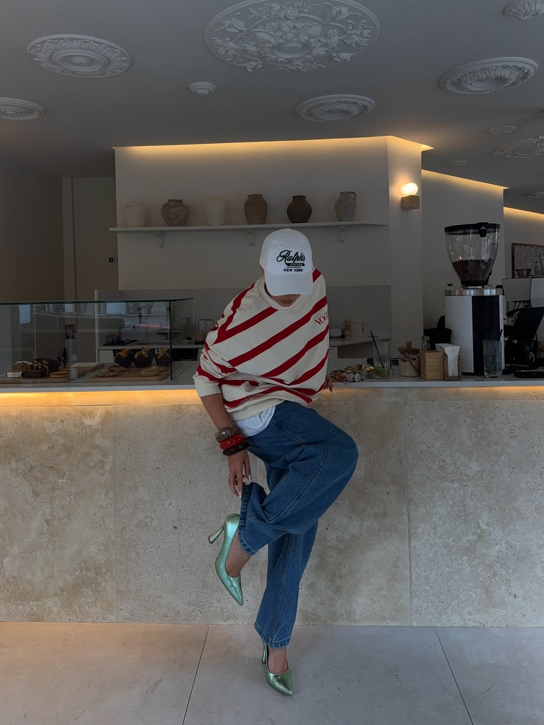 Look com jeans e salto azul metalizado