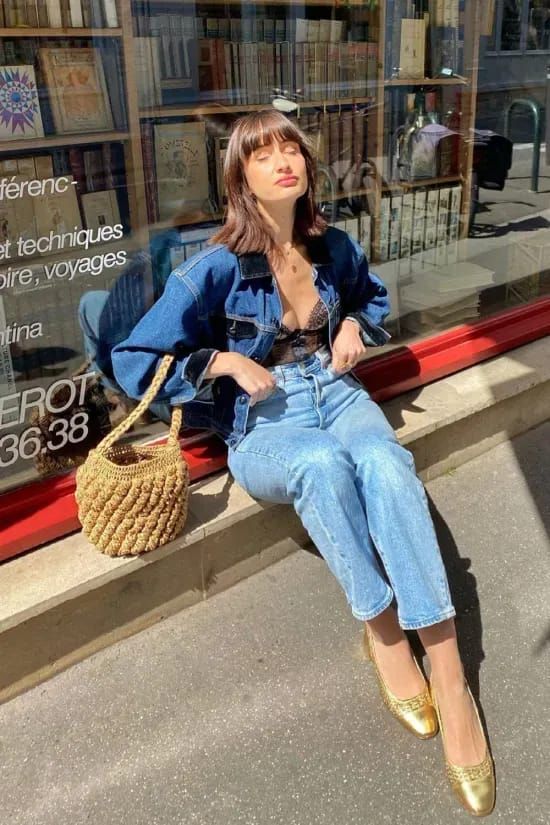 Look com jeans e sapatilha dourada metalizada