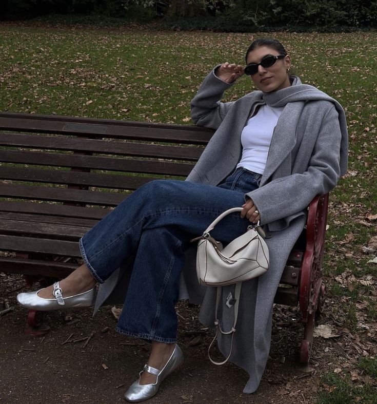 Look com jeans, casaco cinza e sapatilha prateada