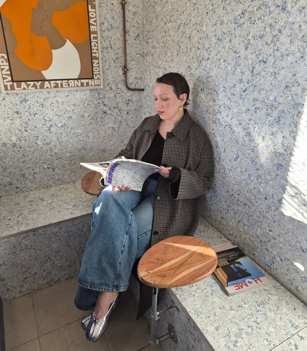 Look com casaco xadrez e sapato tabi metalizado