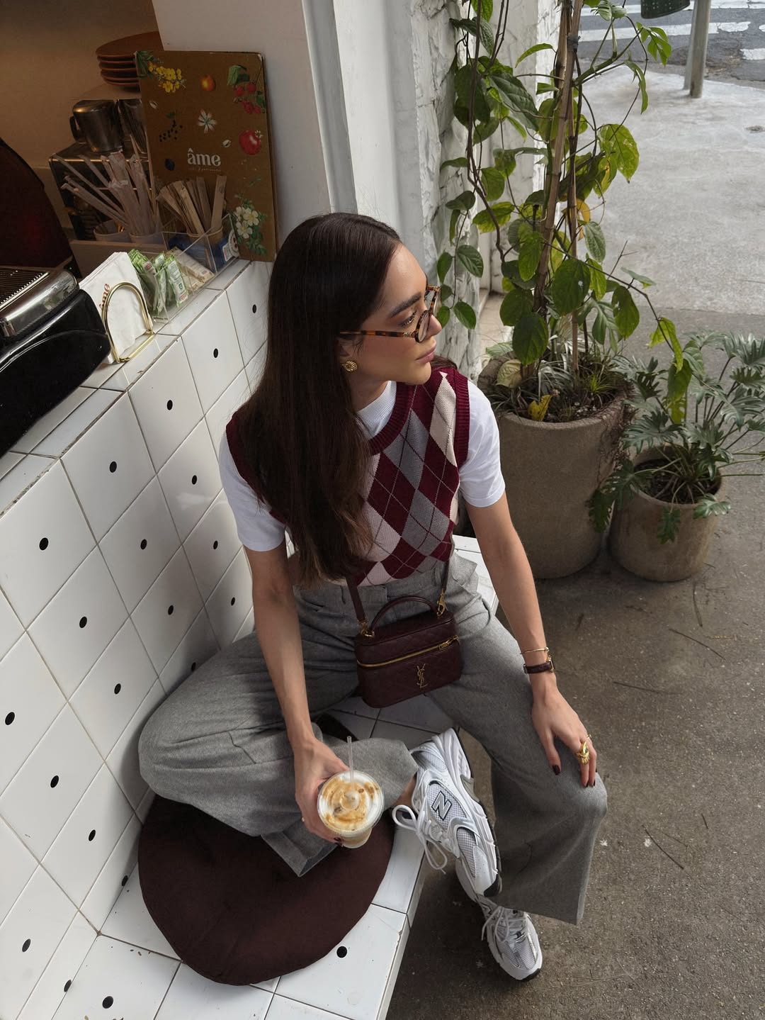 Look preppy com colete argyle, cal&ccedil;a de alfaiataria e t&ecirc;nis esportivo