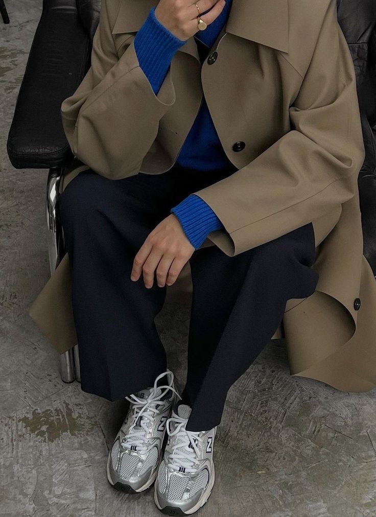 Look com trench coat bege, su&eacute;ter azul e cal&ccedil;a de alfaiataria escura
