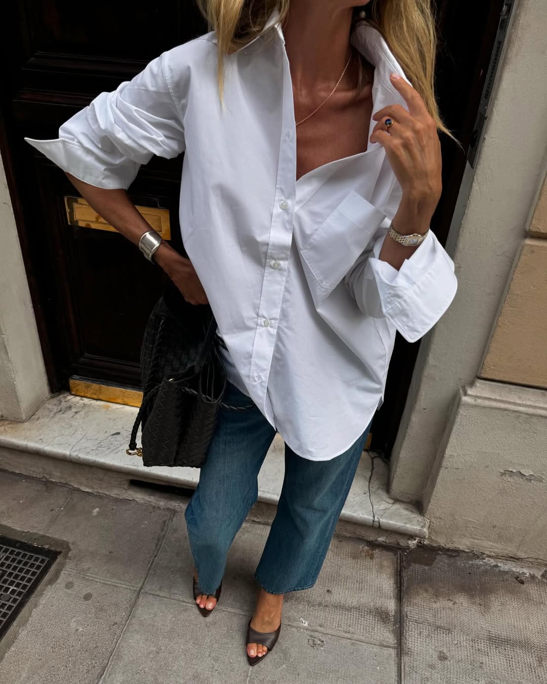 Camisa branca oversized com jeans cropped elegante