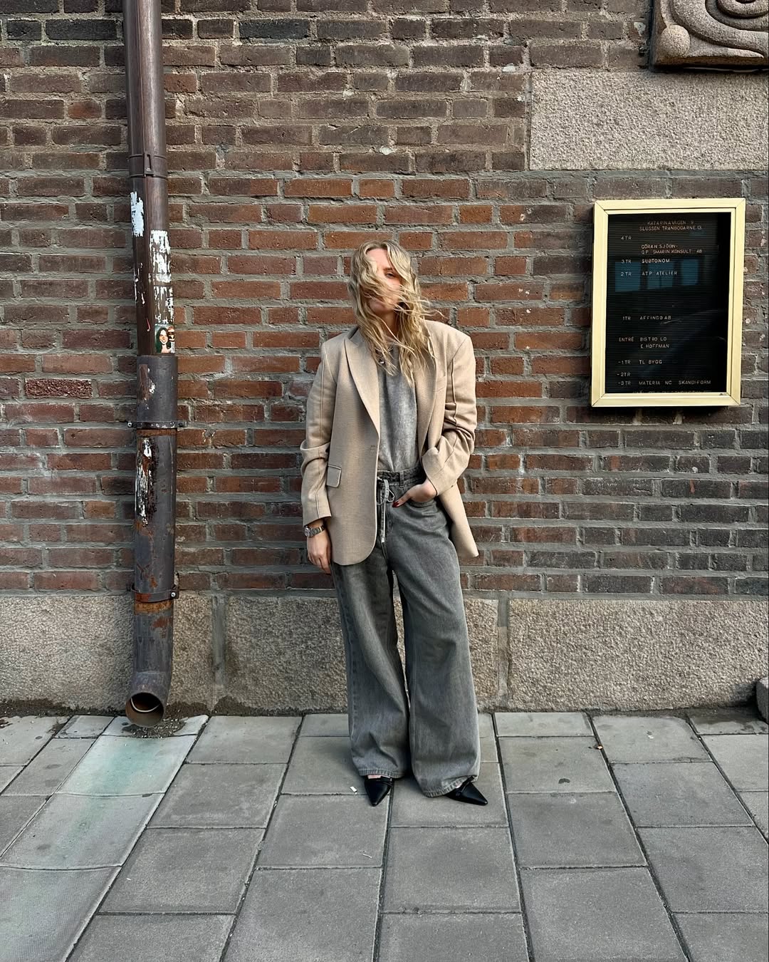 Look elegante com blazer bege, jeans cinza e scarpin preto