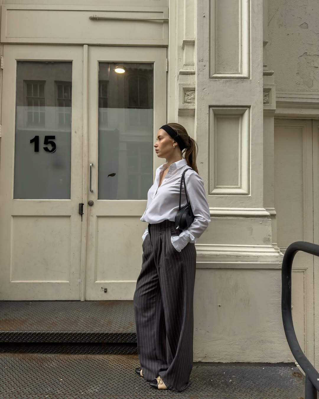Camisa branca com cal&ccedil;a de risca de giz em look sofisticado
