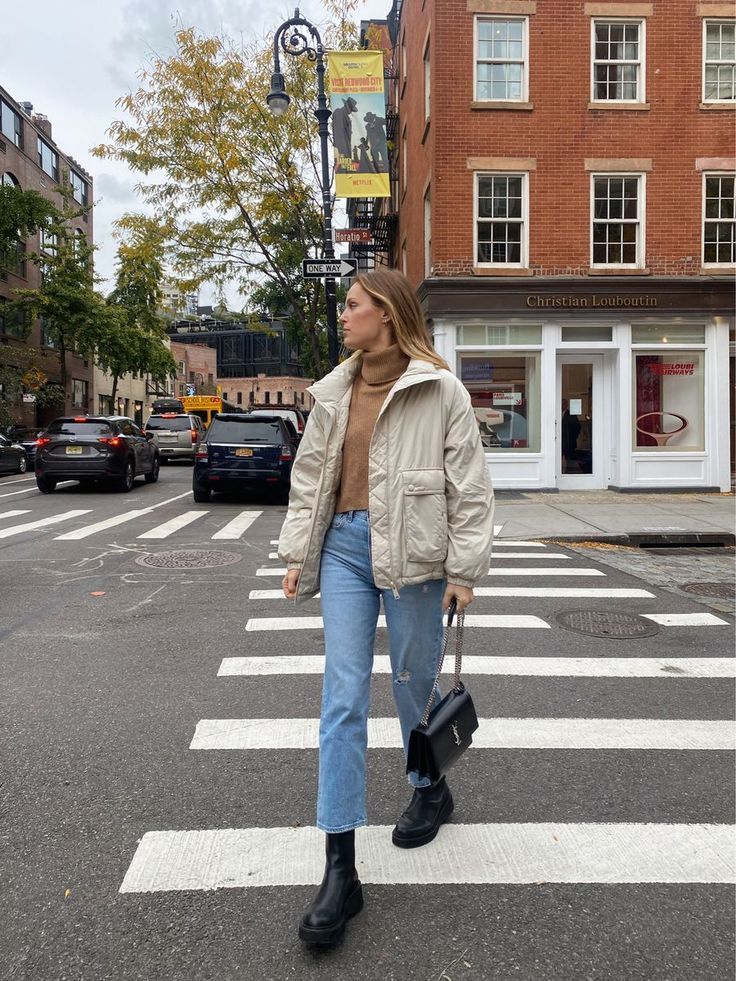 Look com jaqueta bomber clara e bota chelsea