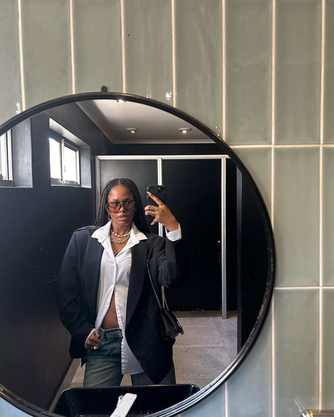 Camisa branca com blazer e jeans em look ousado de trabalho