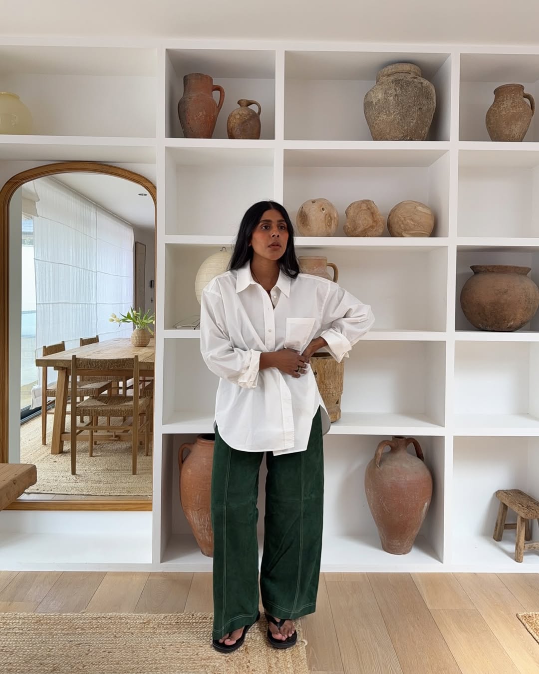 Camisa branca oversized com cal&ccedil;a verde em look de escrit&oacute;rio