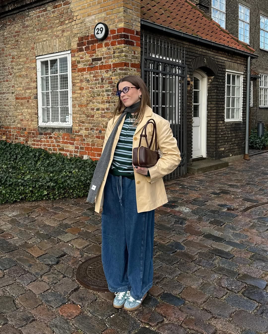 Look de inverno com polo listrada e blazer